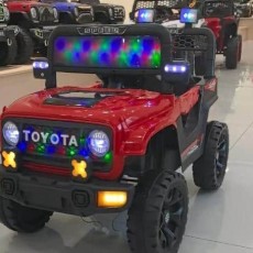 سيارة أطفال كهربائية دفع رباعي بتصميم جيب مع إضاءات LED